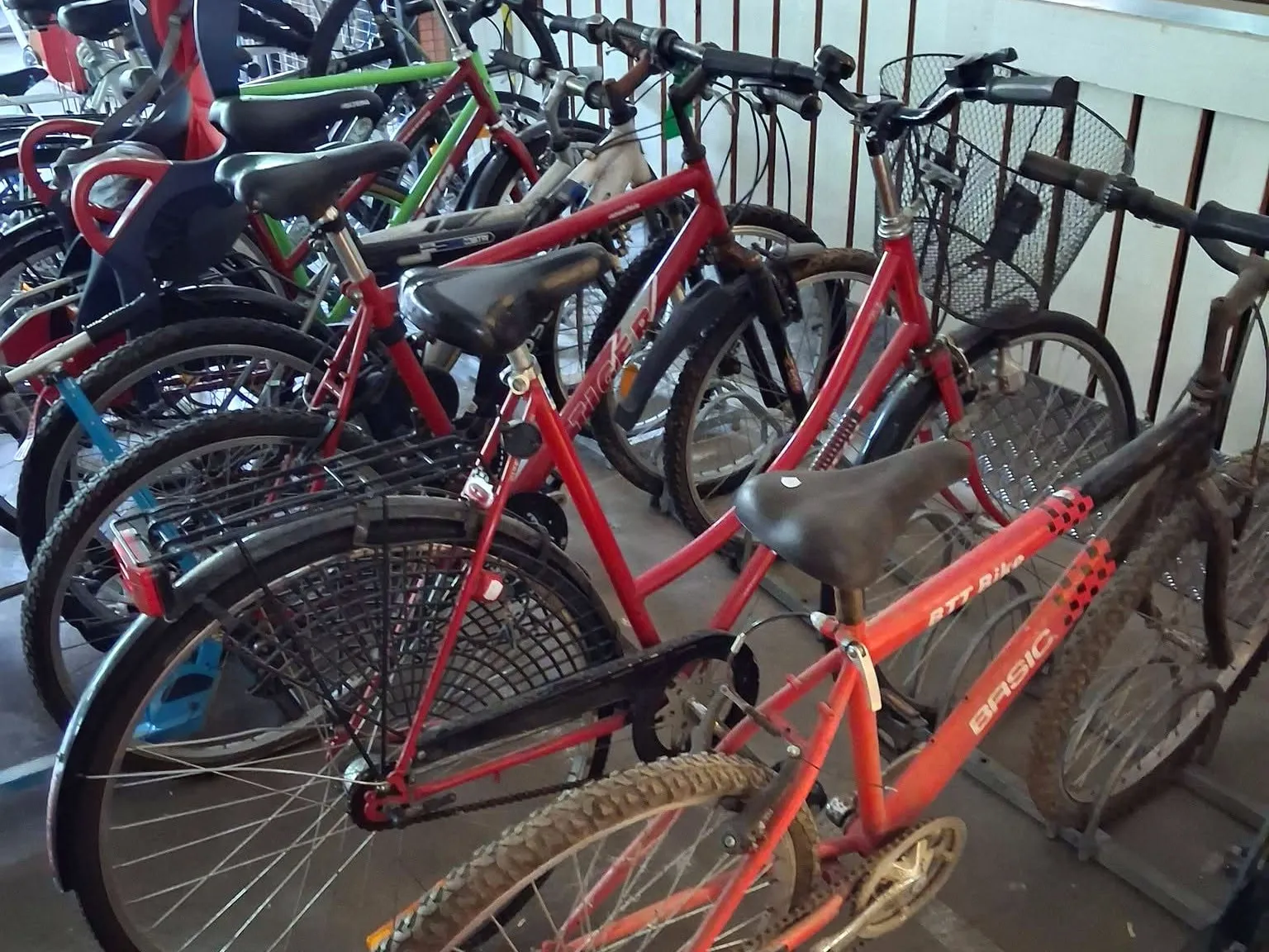 Begagnade cyklar uppställda mot ett räcke i Emmpatus Åkvarns second hand-butik i Torpsbruk