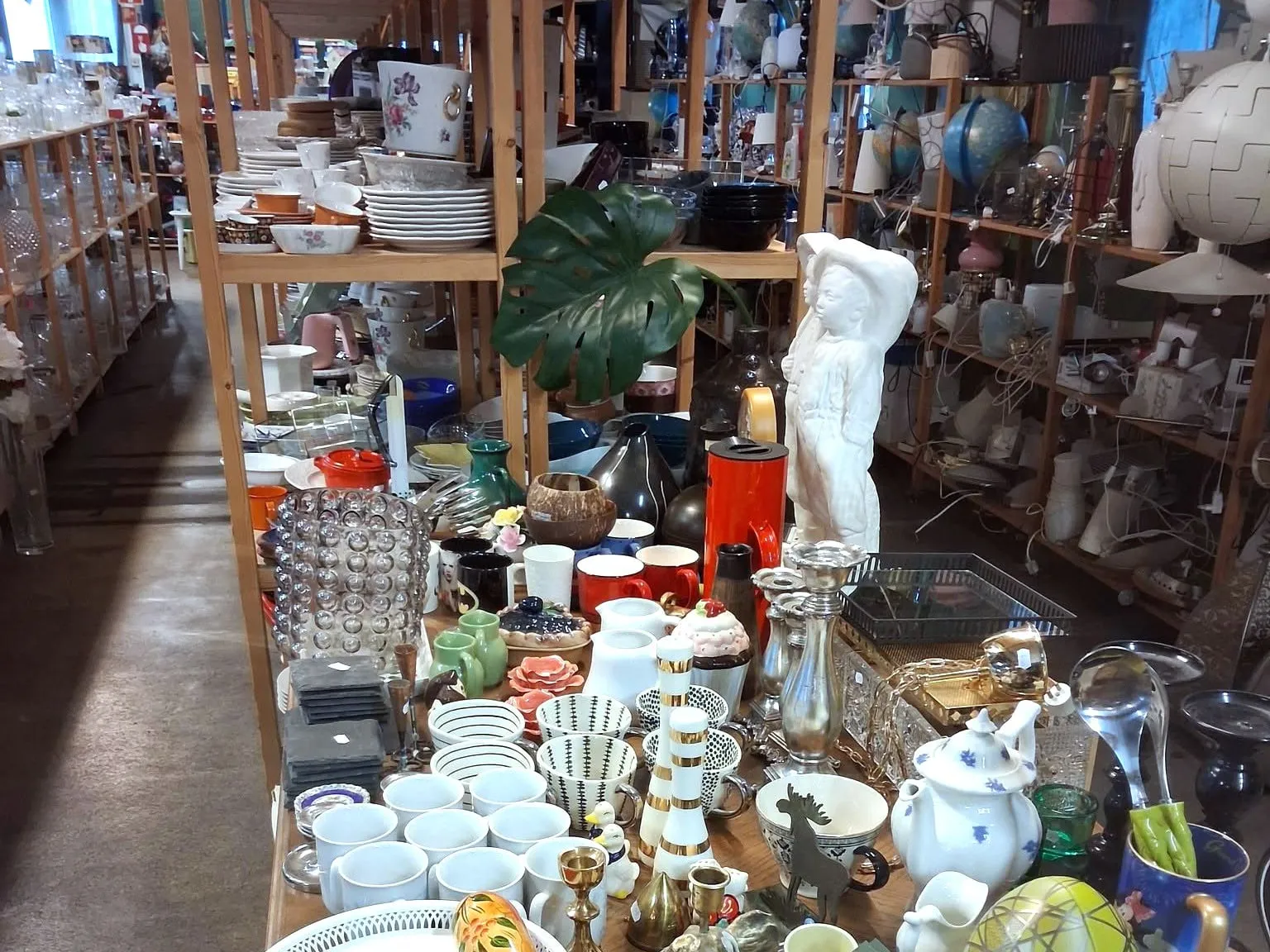 Hyllgator med porslin och glas i Emmpatus Åkvarns second hand-butik i Torpsbruk
